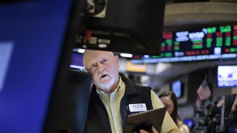 Wall Street closes higher with spotlight on earnings, Fed