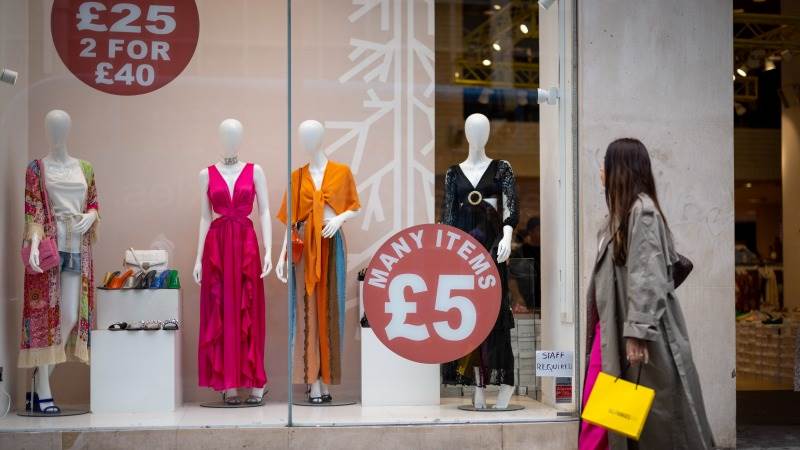 UK retail sales fall 0.9% in March