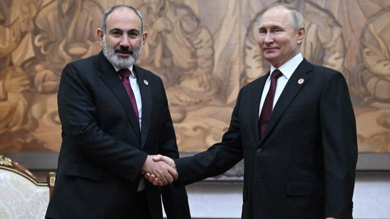 Putin, Pashinyan talk Nagorno-Karabakh crisis