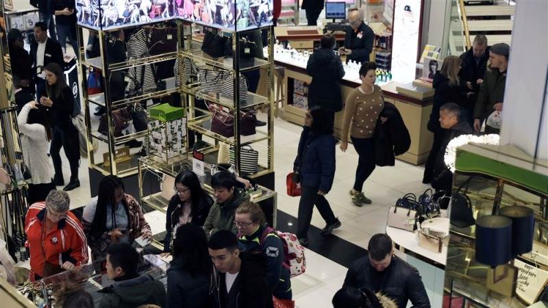 US consumer confidence improves in April