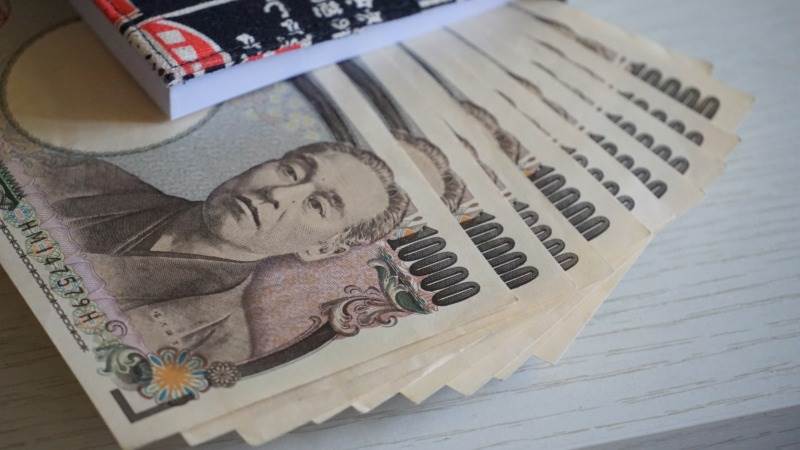 Yen slips further against euro to lowest since 2008