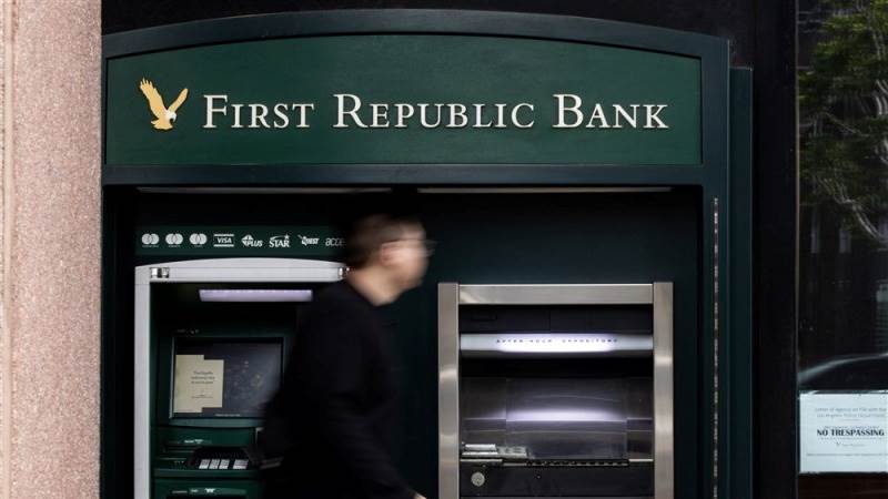 First Republic Bank drops 40% after receivership report