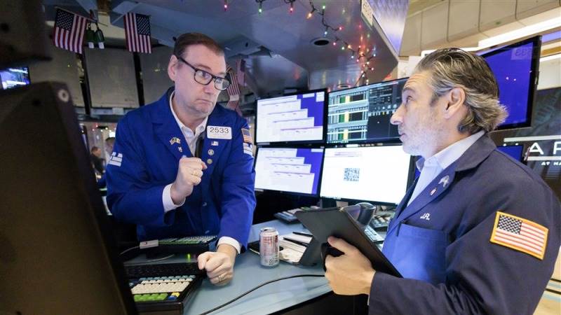 US stocks end week, month on high note, Dow up 250 pts