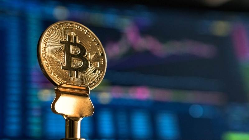 Cryptos fall, Bitcoin down over 2%