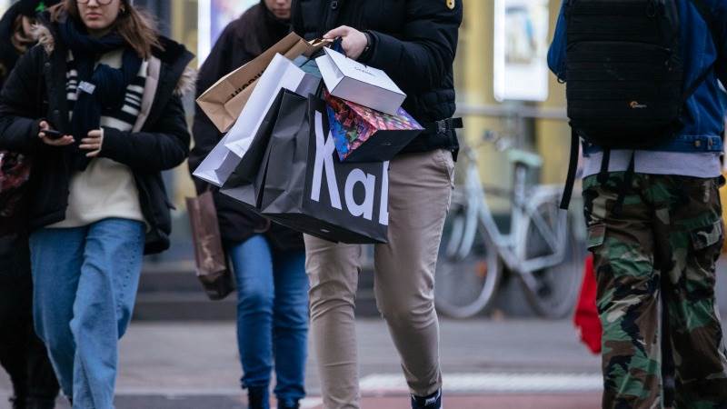 German retail sales drop 8.6% in March