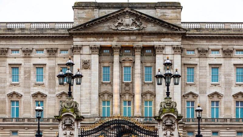 Man arrested in front of Buckingham Palace