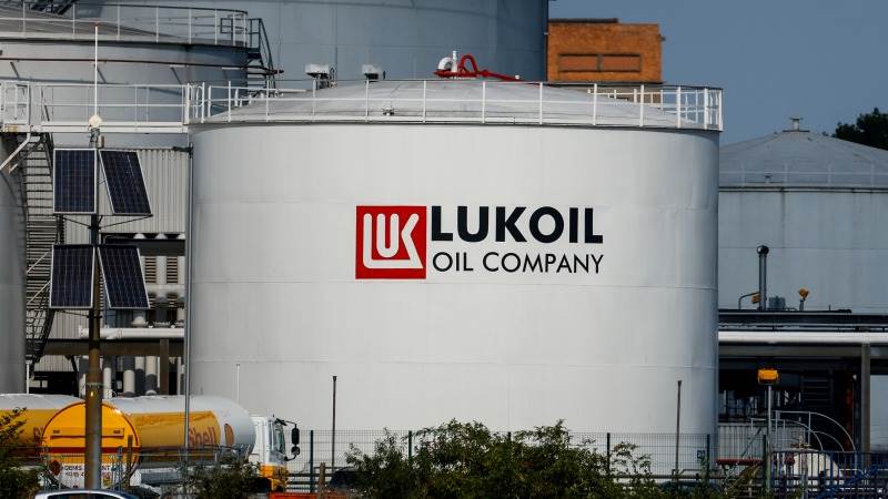 Lukoil closes deal to sell refinery in Italy