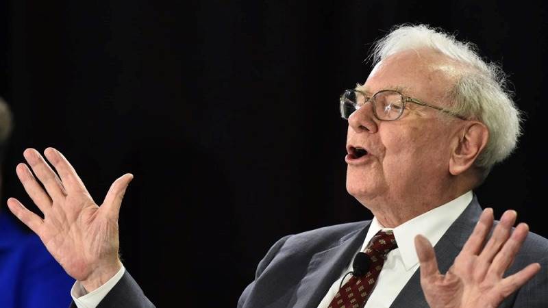 Buffett sees no alternative to dollar as reserve currency