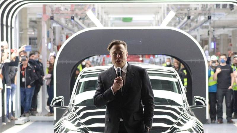 Musk: Tesla to try advertising vehicles