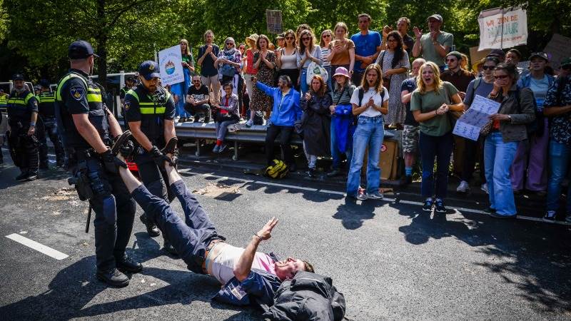 1,579 people detained at Dutch climate protest