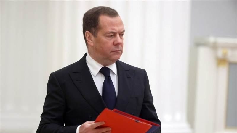 Medvedev: Any UK official a legitimate military target