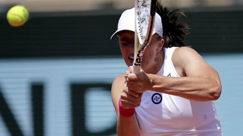 Swiatek beats Gauff to reach Roland-Garros SF