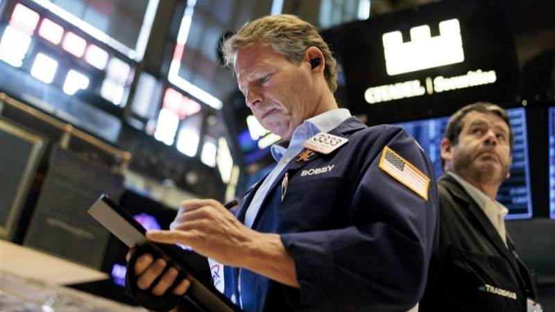 US closes mostly lower as Nasdaq plunges 250 pts