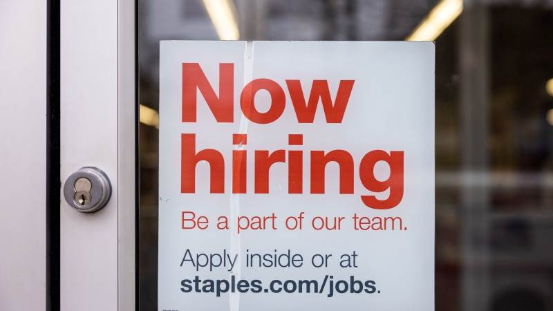 US initial jobless claims up by 28,000 to 261,000