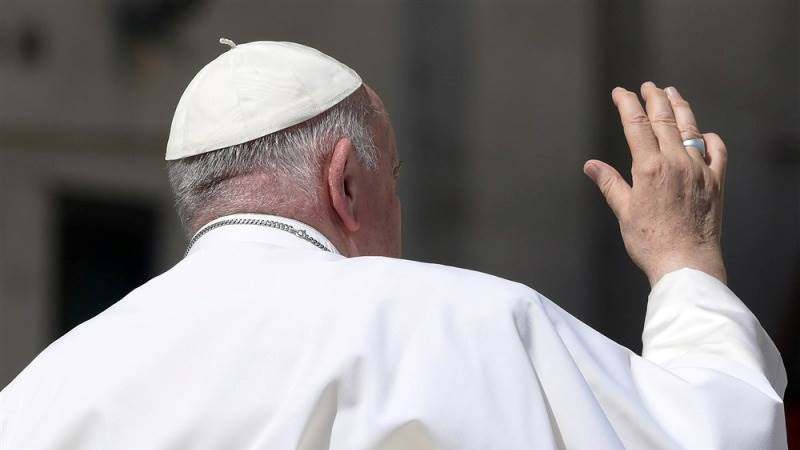 Pope leaves hospital after abdominal surgery