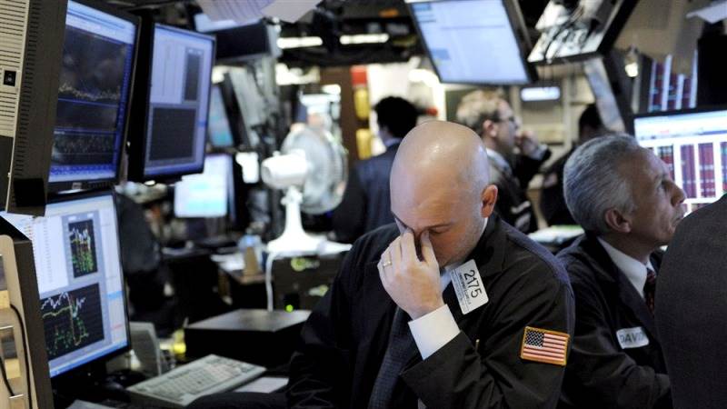 US extends losses, Dow plunges 370 points