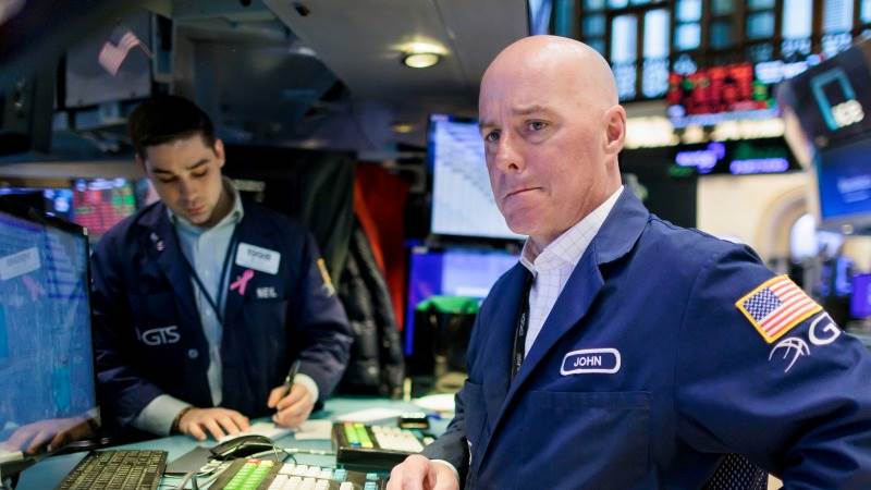 US turns to losses, Dow tumbles over 200 pts