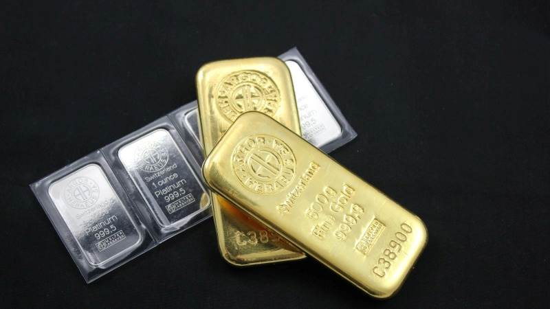 Gold falls to lowest point since mid-March