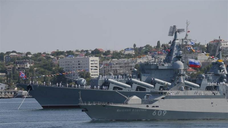 UK: Russian Navy boosting defense in Sevastopol with dolphins