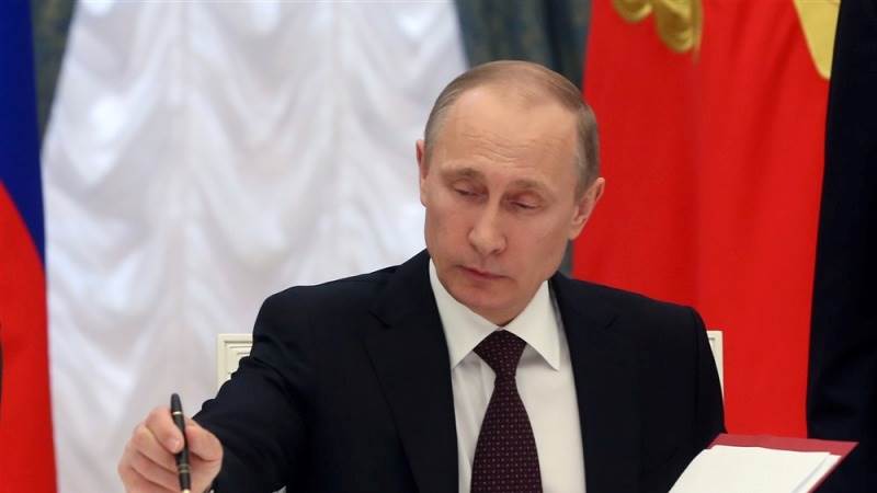 Putin raises upper age limit for military personnel