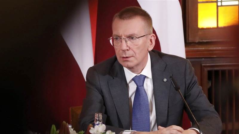 Latvia closes border to Russians