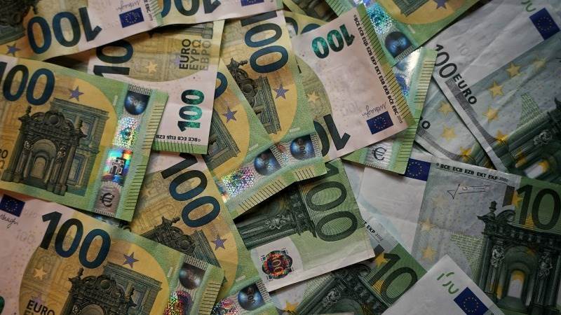 Euro hits 16-month high against dollar