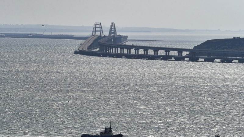 Traffic on Crimean bridge stopped over ’emergency’