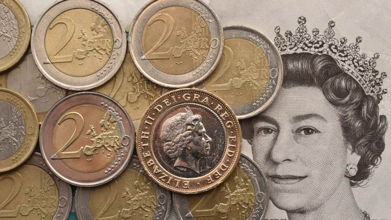 Pound tumbles against euro, dollar after inflation report