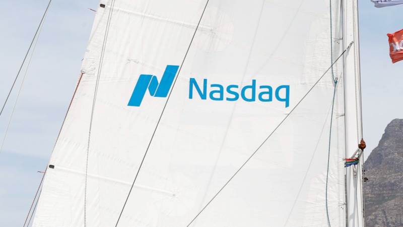 US extends gains, Nasdaq soars 2%