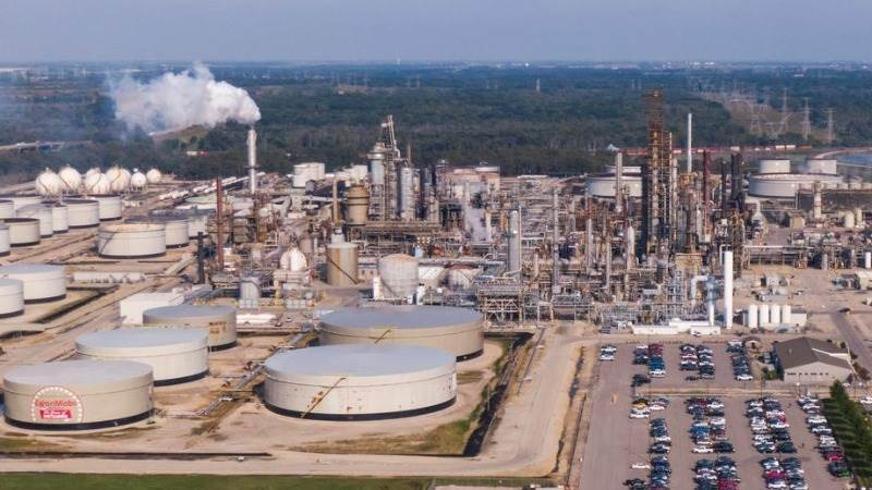 EIA: US crude inventories down by 17 million barrels