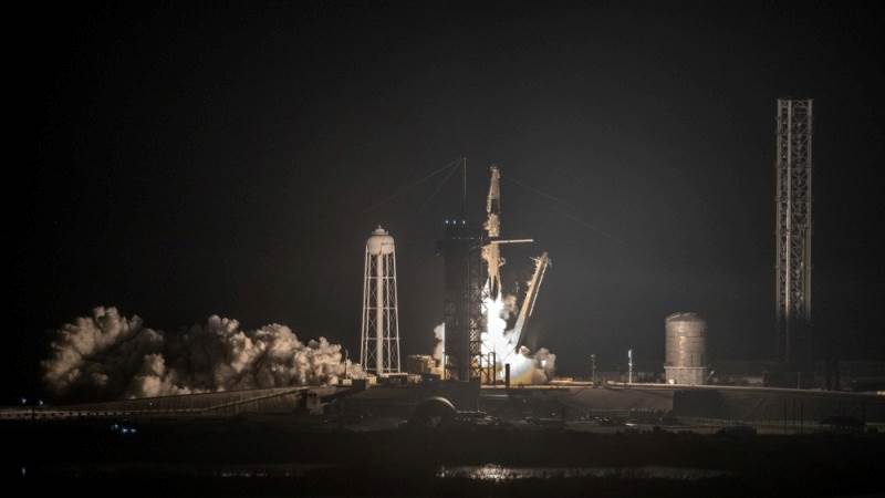 SpaceX launches comms satellite