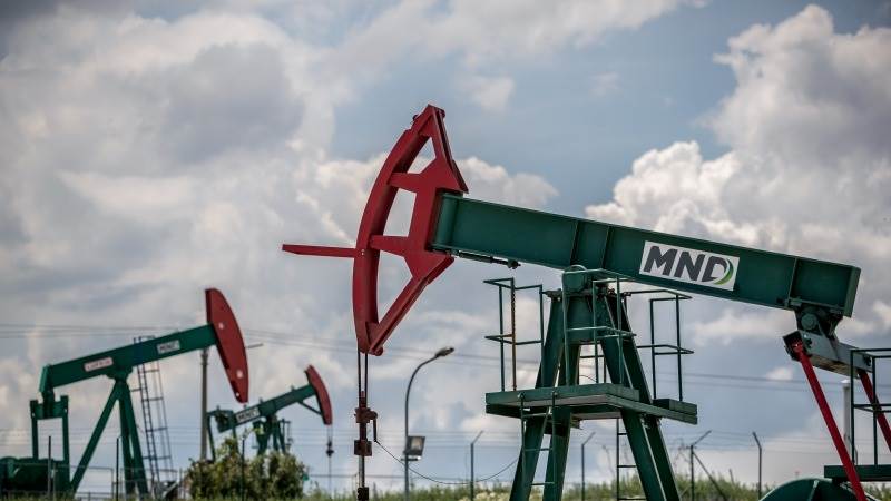 Crude prices grow 1% on supply jitters