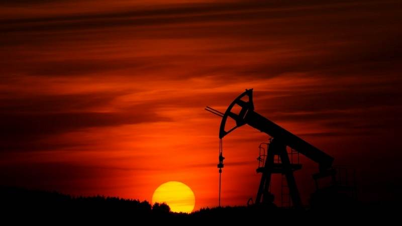 Crude prices up 1% as supply concerns grow