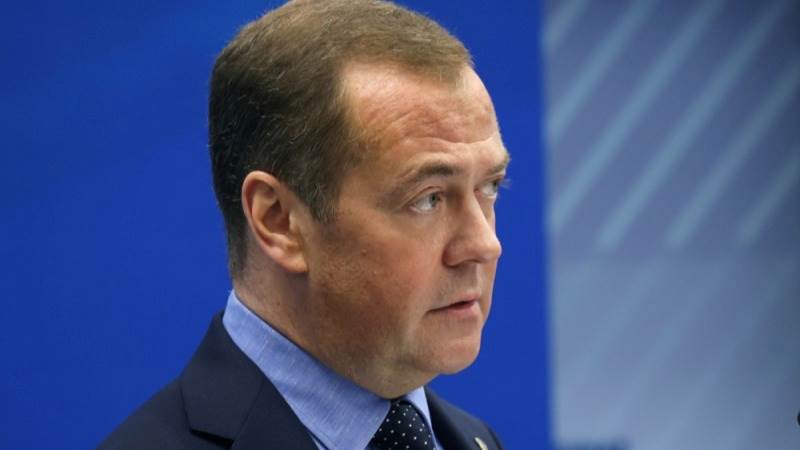 Medvedev: Ukraine admiring ‘scum’ Duda