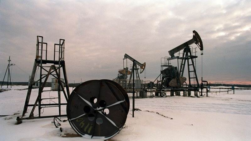 Blast at Russian oil field kills two, injures five