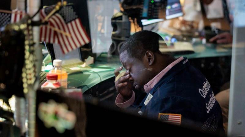 US extends losses, Dow slides over 300 pts