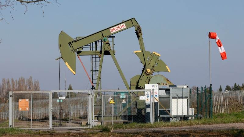 Crude prices fall 1% on economic jitters