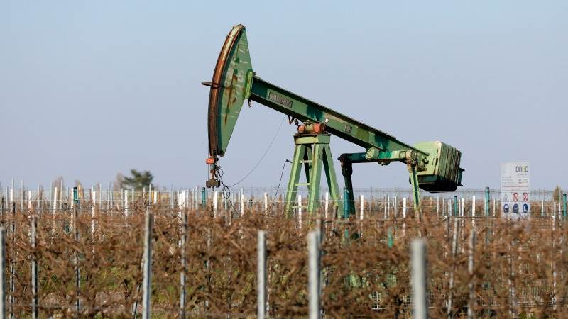 Oil prices rise 1% on supply worries