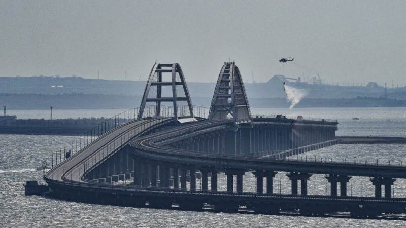 Russia destroys Ukrainian boat targeting Crimean bridge