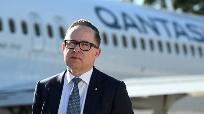 Qantas CEO steps down earlier than planned