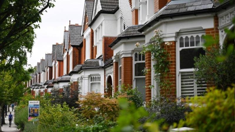 UK house prices fall 4.6% on annual basis in August