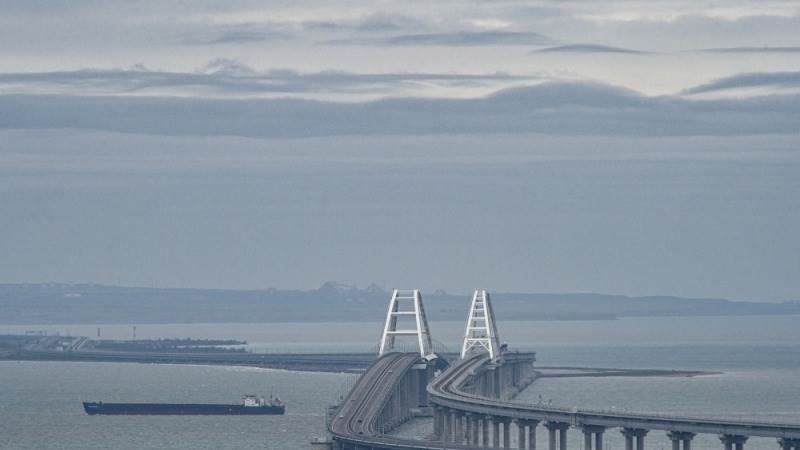 Traffic halted across Crimean bridge