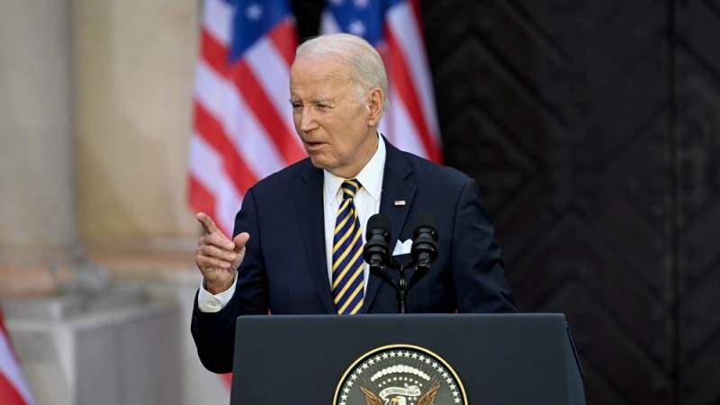 Biden calls Trump ’emperor of debt’