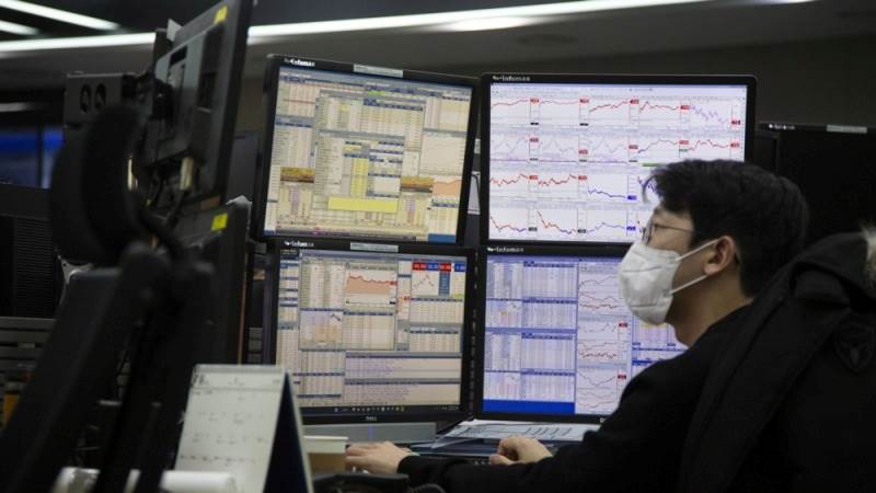 Asia trades mixed with rate decisions in focus