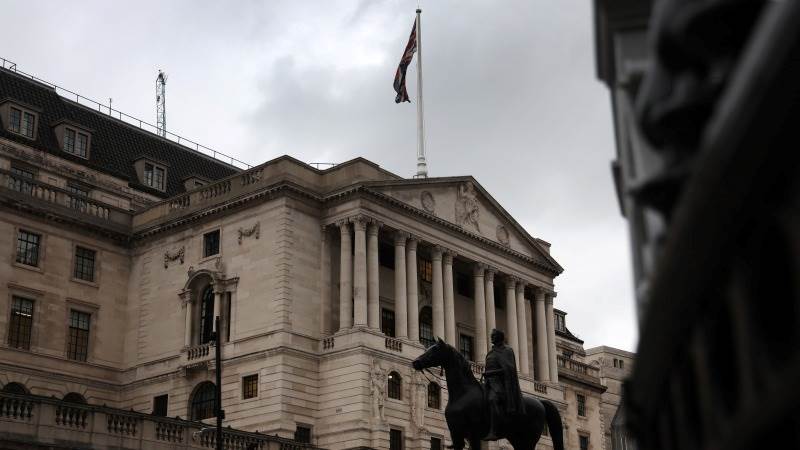 BoE holds key interest rate steady at 5.25%