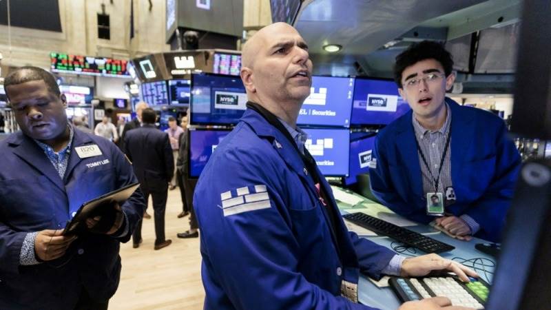 Wall Street extends losses, Dow plunges 300 pts