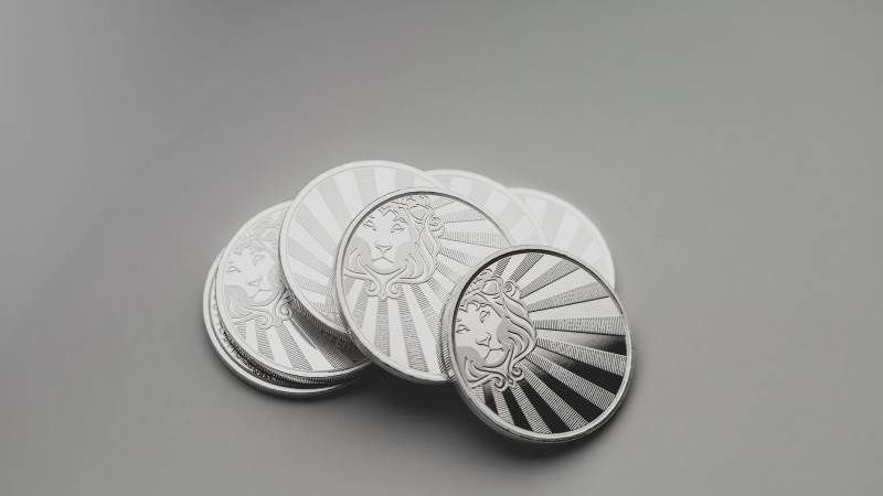 Silver drops 1.5%, reaches lowest level since March