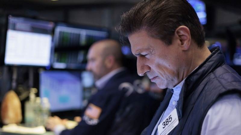 Wall Street closes mostly lower after oil soars