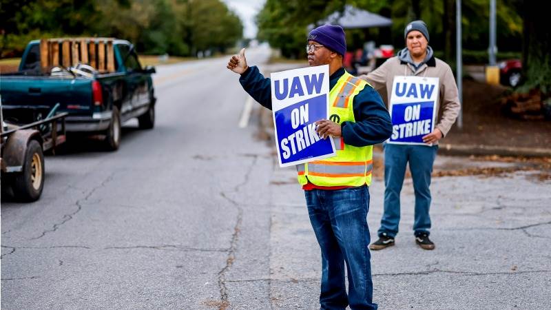 UAW reportedly seeks 25% salary increase