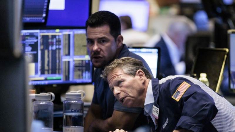 Dow falls 150 pts amid tech selloff